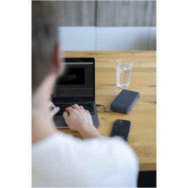 Logotrade mainostuote tuotekuva: Xtorm XB403 Titan Ultra 27 000 mAh 200 W:n kannettavan tietokoneen varavirtalähde